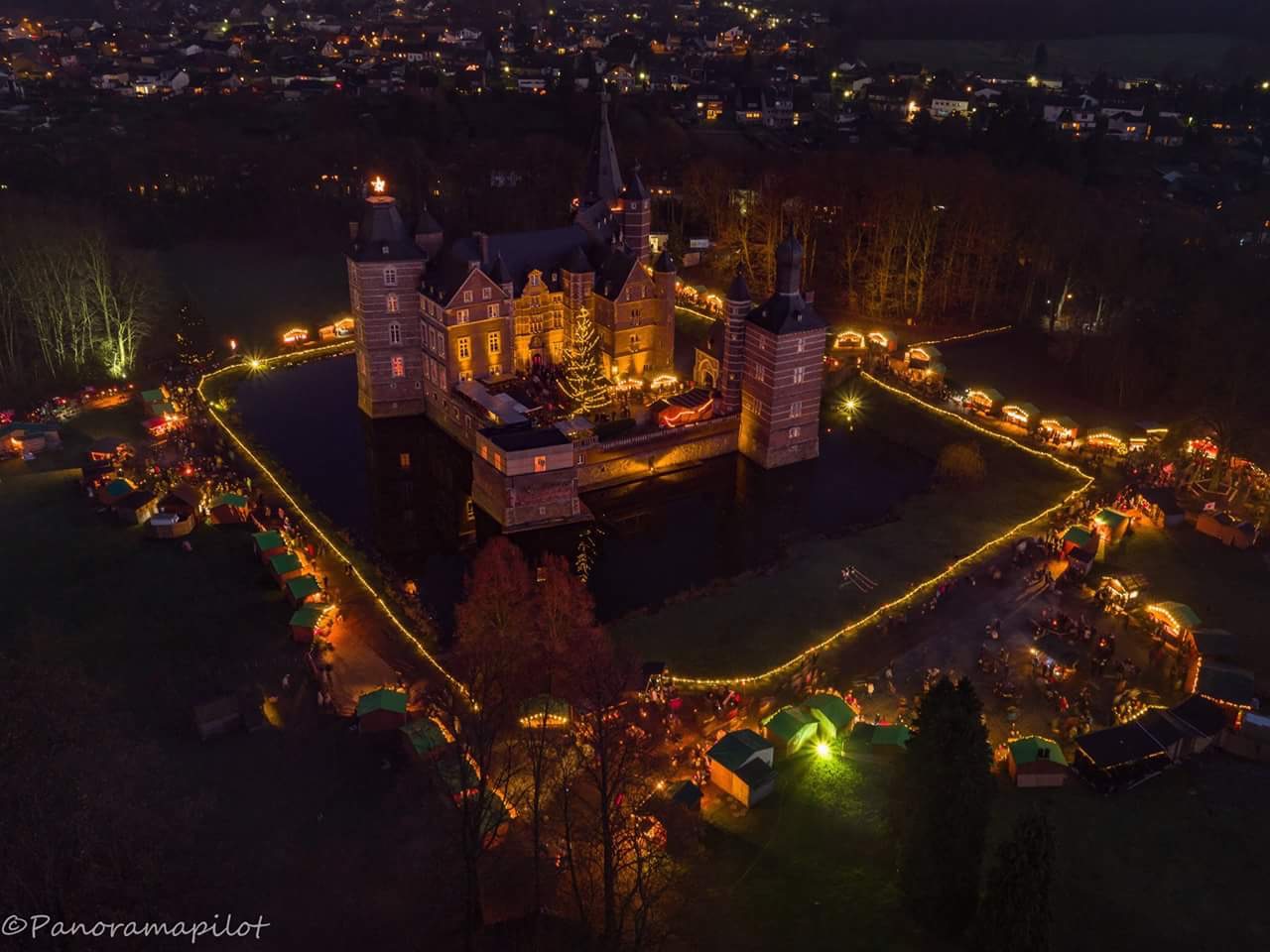 Romantischer Weihnachtsmarkt auf Schloss Merode